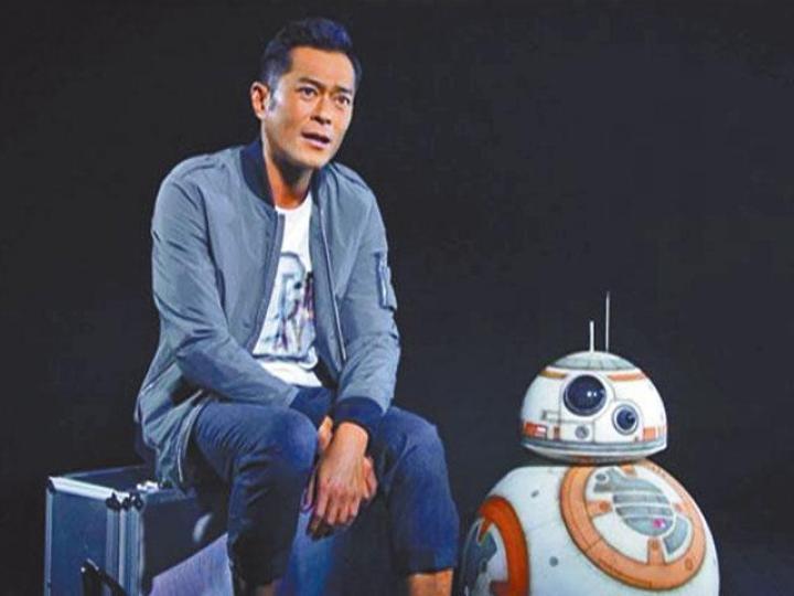■古仔為機械人BB-8繙譯,更笑言要帶它去旺角剪髮。
■古仔為機械人BB-8繙譯,更笑言要帶它去旺角剪髮。