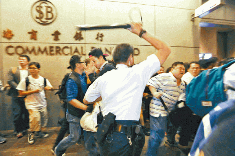 ■朱經緯被拍到曾向人群施用警棍。 ■朱經緯被拍到曾向人群施用警棍。