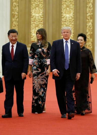 ■梅拉尼婭昨晚身穿繡有孔雀的黑色旗袍出席國宴,而彭麗媛則穿黑色花紋透紗旗袍。■國宴上播放特朗普外孫女阿拉貝拉念古詩片段。■特朗普前日參觀故宮,試抱起純金鑄造的金編鐘。互聯網 ■梅拉尼婭昨晚身穿繡有孔雀的黑色旗袍出席國宴,而彭麗媛則穿黑色花紋透紗旗袍。■國宴上播放特朗普外孫女阿拉貝拉念古詩片段。■特朗普前日參觀故宮,試抱起純金鑄造的金編鐘。互聯網