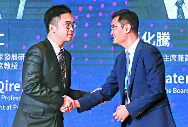 ■鄭志剛(左)與馬化騰促成合作,將「眾創空間」落戶香港。資料圖片
■鄭志剛(左)與馬化騰促成合作,將「眾創空間」落戶香港。資料圖片