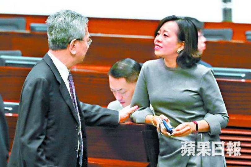 ■工聯會麥美娟昨要求政府探討房策應否以置業為主,其間與航運交通界易志明交流。 ■工聯會麥美娟昨要求政府探討房策應否以置業為主,其間與航運交通界易志明交流。