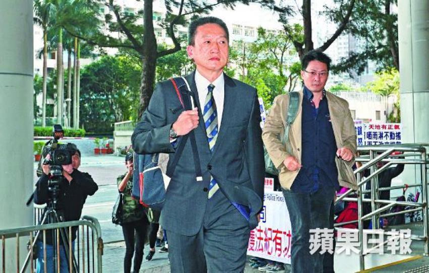 ■被控傘運期間以警棍襲擊途人的朱經緯昨出庭自辯。張志華攝 ■被控傘運期間以警棍襲擊途人的朱經緯昨出庭自辯。張志華攝