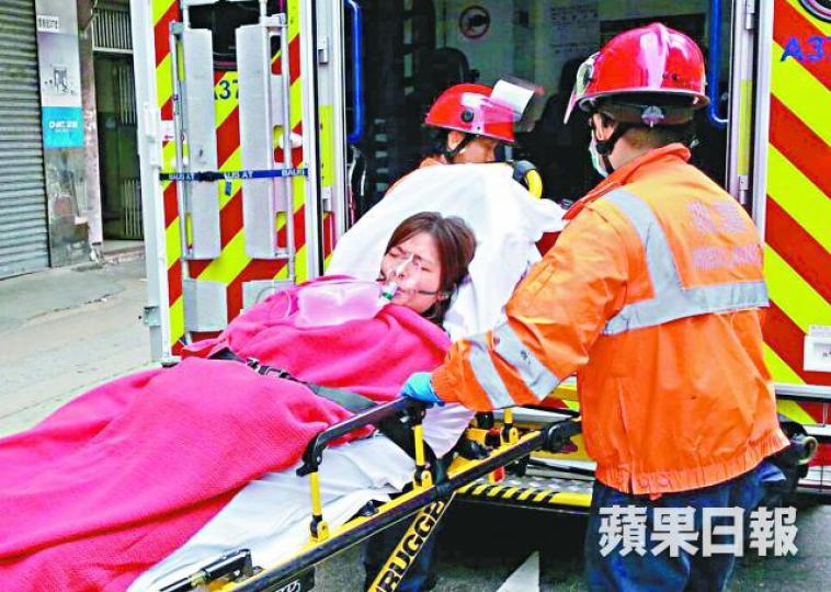 ■舞台製作公司一名女職員因吸入濃煙不適送院。 ■舞台製作公司一名女職員因吸入濃煙不適送院。