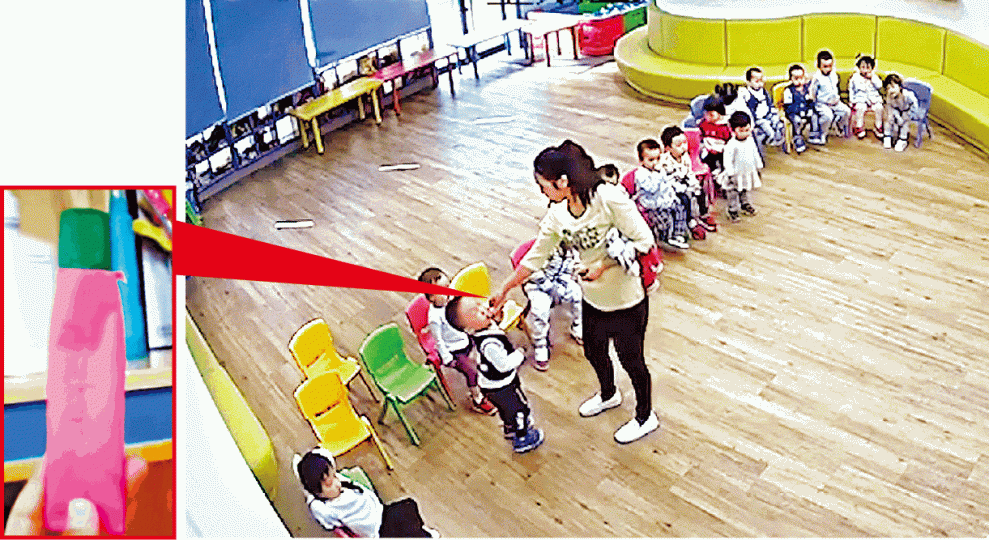 ■上海攜程親子園有員工強逼孩童食芥辣(小圖)。■女員工與家長對質時跪地道歉。■家長以牙還牙餵員工食芥辣。■涉事員工當住其他孩童面前,狂拍女童頭部。 ■涉事幼稚園停業整頓。 ■上海攜程親子園有員工強逼孩童食芥辣(小圖)。■女員工與家長對質時跪地道歉。■家長以牙還牙餵員工食芥辣。■涉事員工當住其他孩童面前,狂拍女童頭部。 ■涉事幼稚園停業整頓。