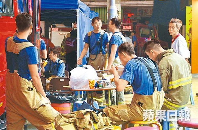 ■茶餐廳向辛勞的消防員提供免費粉麵。周子惇攝■消防處出動事故安全支援隊到場評估風險。■因大量動員,消防在現場設立呼吸器入口總指揮板。■消防人員獲食肆派發包點慰勞。張培生攝 ■茶餐廳向辛勞的消防員提供免費粉麵。周子惇攝■消防處出動事故安全支援隊到場評估風險。■因大量動員,消防在現場設立呼吸器入口總指揮板。■消防人員獲食肆派發包點慰勞。張培生攝