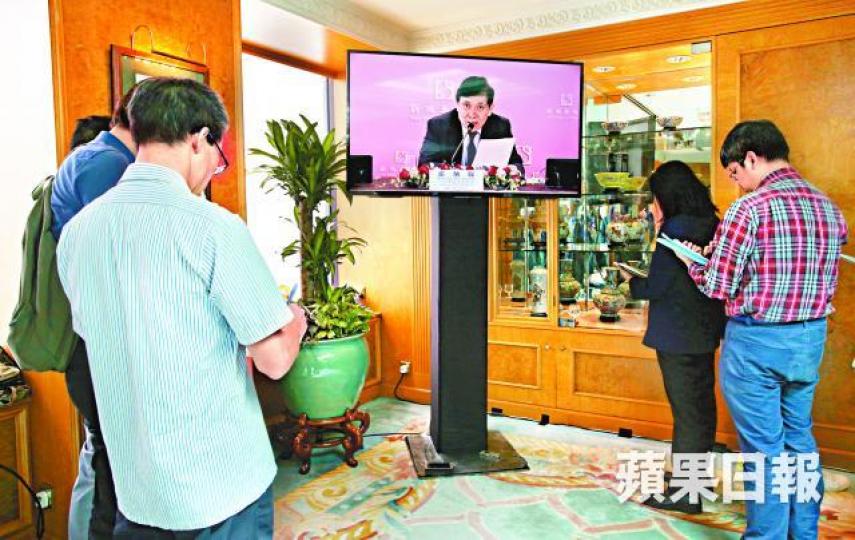 ■郭炳聯(中)昨出席新地股東會,傳媒只能在場外觀看電視直播。李潤芳攝 ■郭炳聯(中)昨出席新地股東會,傳媒只能在場外觀看電視直播。李潤芳攝
