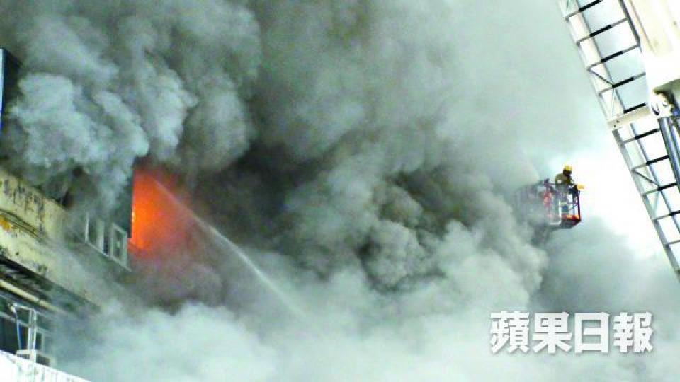 ■新蒲崗啟德工廠大廈2樓起火,消防員升起雲梯,置身層層濃煙之中灌救。簡明恩攝■消防員用水替離開火場的同袍降溫。■有消防員撲救後面部熏黑。■與火場一街之隔的文理書院需緊急疏散學生。 ■新蒲崗啟德工廠大廈2樓起火,消防員升起雲梯,置身層層濃煙之中灌救。簡明恩攝■消防員用水替離開火場的同袍降溫。■有消防員撲救後面部熏黑。■與火場一街之隔的文理書院需緊急疏散學生。
