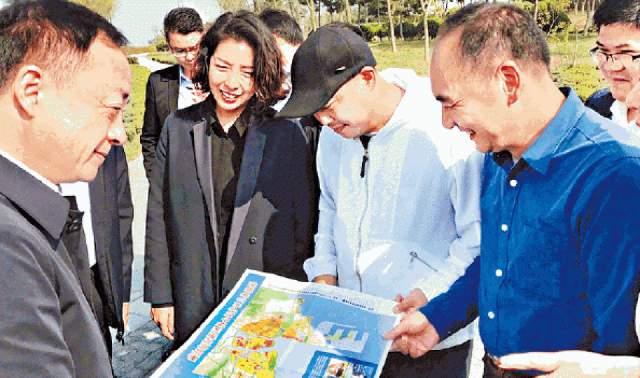 ■劉國梁(白衣)早前現身地產項目活動。
■劉國梁(白衣)早前現身地產項目活動。