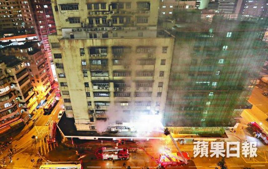 ■大火到晚上8時許終大致救熄。謝榮耀攝 ■大火到晚上8時許終大致救熄。謝榮耀攝