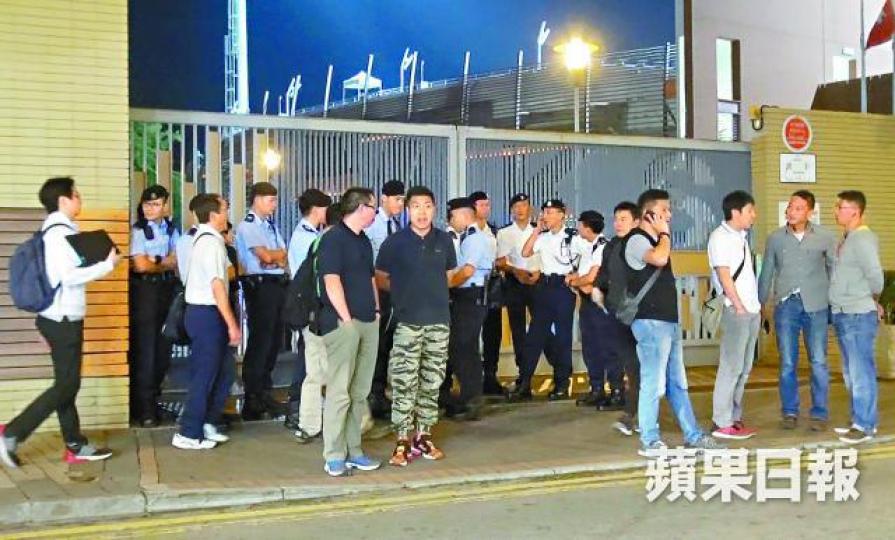 ■旺角大球場昨晚保安嚴密,球場外亦有大批軍裝及便衣警員戒備。張柏基攝 ■旺角大球場昨晚保安嚴密,球場外亦有大批軍裝及便衣警員戒備。張柏基攝