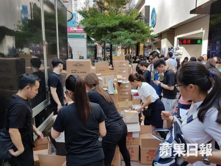 ■崇光百貨舉行周年大優惠,吸引大批內地客瘋狂搶購化妝品,店內擠得水洩不通。何家達攝
■崇光百貨舉行周年大優惠,吸引大批內地客瘋狂搶購化妝品,店內擠得水洩不通。何家達攝
