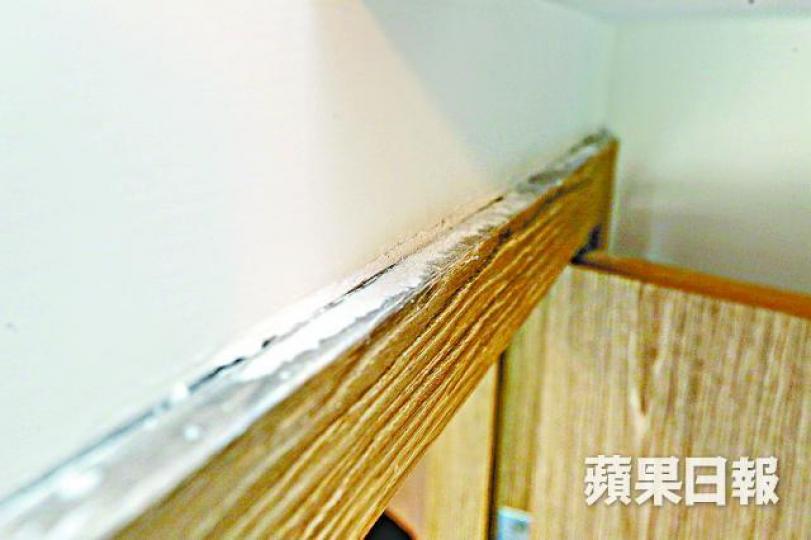 ■房門門框頂位置批盪灰粉未清理。
■房門門框頂位置批盪灰粉未清理。