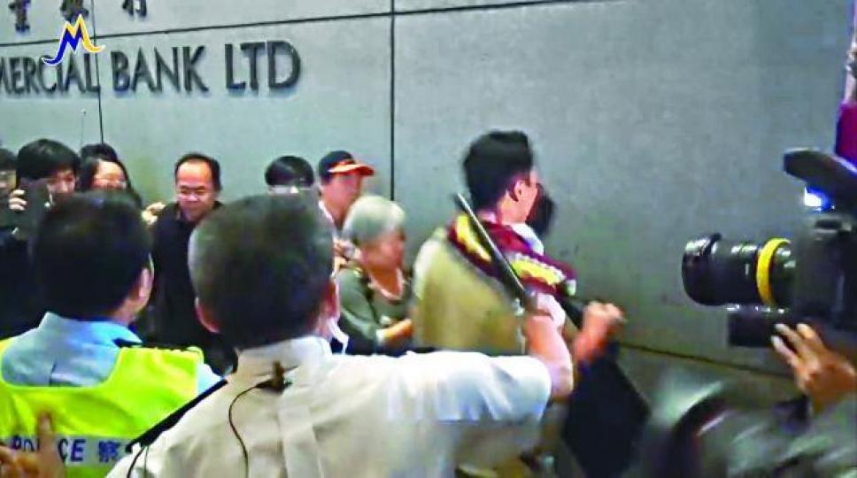 ■傘運期間,朱經緯被拍到涉持警棍襲擊事主鄭仲恒。資料圖片
■傘運期間,朱經緯被拍到涉持警棍襲擊事主鄭仲恒。資料圖片