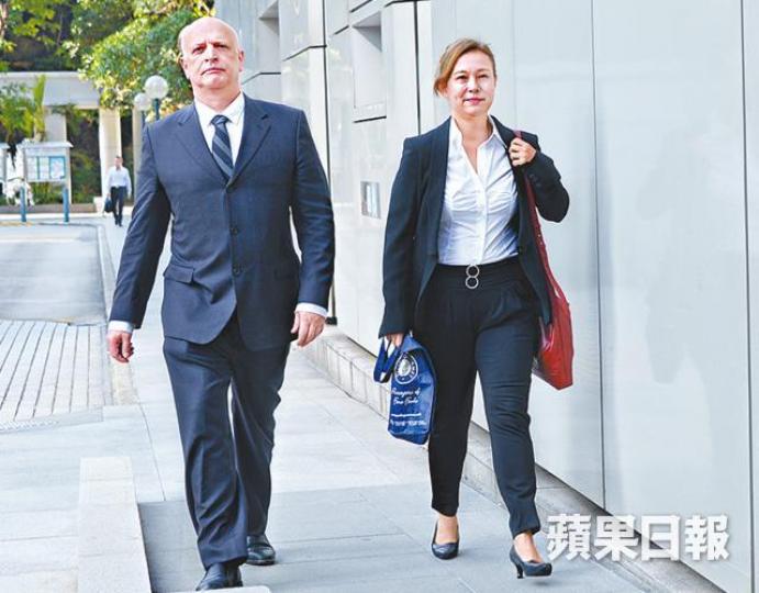 ■翁靜晶昨日由男友何彪陪同下抵達高院。
■翁靜晶昨日由男友何彪陪同下抵達高院。