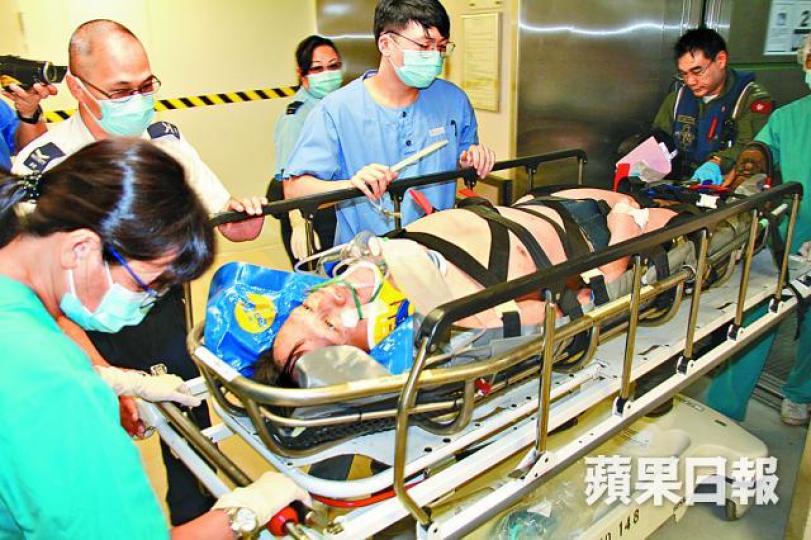■玩滑翔傘跌傷的男子事後送院治理。胡恩宏攝
■玩滑翔傘跌傷的男子事後送院治理。胡恩宏攝