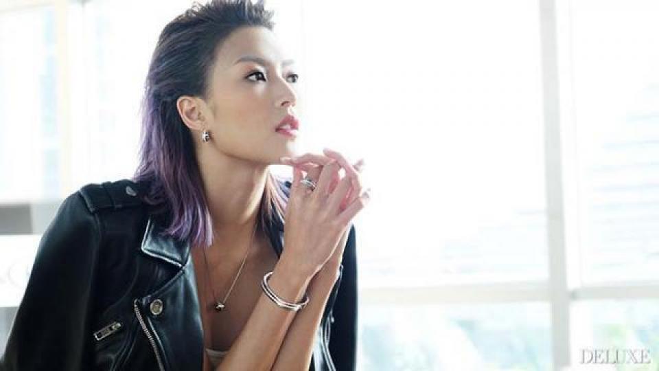 Calvin Klein watches+ jewelry seamless系列亮銀錶盤配精鋼手鐲腕錶;Calvin Klein watches+ jewelry hook系列精鋼綴水晶耳環及頸鏈。
Calvin Klein watches+ jewelry seamless系列亮銀錶盤配精鋼手鐲腕錶;Calvin Klein watches+ jewelry hook系列精鋼綴水晶耳環及頸鏈。