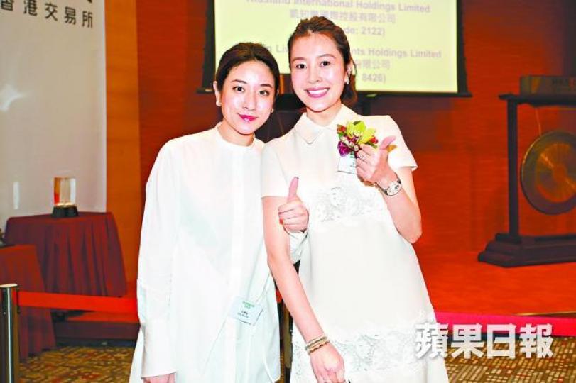 ■凱知樂主席李澄曜的太太(右)和友人出席上市儀式。
■凱知樂主席李澄曜的太太(右)和友人出席上市儀式。