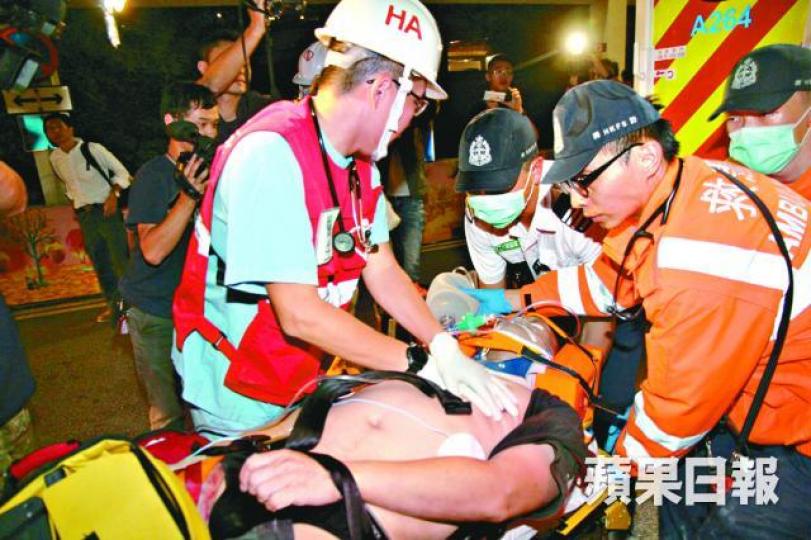 ■消防出動高空拯救隊,到場協助救人。
■消防出動高空拯救隊,到場協助救人。