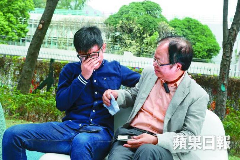 ■想起傷害媽媽的說話,周永康哭了;在旁遞手帕的周爸爸說,其實兒子很少在人面前流淚。易仰民攝■獲准保釋當日,周永康甫步出羈留室即與媽媽相擁。■在金鐘佔領區清場當日,周永康舉起黃傘留守至最後一刻。■因重奪公民廣場案而入獄的周永康(左圖),選了雪菜肉絲麵當他出獄第二天的午餐。 ■想起傷害媽媽的說話,周永康哭了;在旁遞手帕的周爸爸說,其實兒子很少在人面前流淚。易仰民攝■獲准保釋當日,周永康甫步出羈留室即與媽媽相擁。■在金鐘佔領區清場當日,周永康舉起黃傘留守至最後一刻。■因重奪公民廣場案而入獄的周永康(左圖),選了雪菜肉絲麵當他出獄第二天的午餐。
