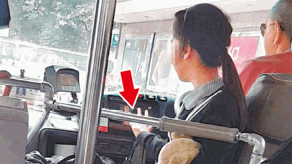 ■女童坐於司機身旁,於小巴行駛途中多次操控波棍(箭嘴示)。讀者提供圖片 ■女童坐於司機身旁,於小巴行駛途中多次操控波棍(箭嘴示)。讀者提供圖片