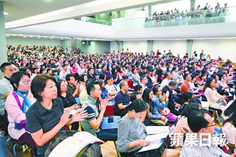 ■聖保羅男女中學昨舉行中一入學簡介會,近1,700名家長出席取經。李家皓攝■入學簡介會11點開始,但早在9時半已有家長在聖保羅校門外排隊。 ■聖保羅男女中學昨舉行中一入學簡介會,近1,700名家長出席取經。李家皓攝■入學簡介會11點開始,但早在9時半已有家長在聖保羅校門外排隊。