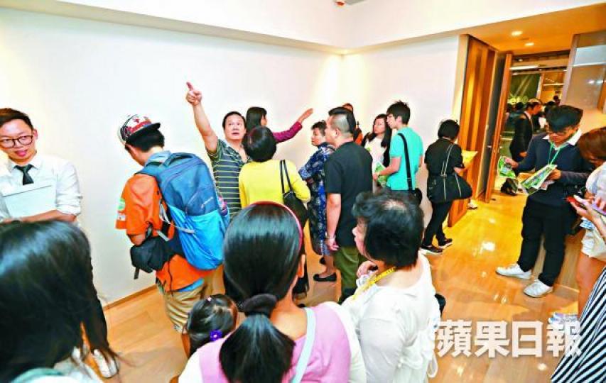 ■薈蕎昨首度開放示範單位,睇樓人潮數目一般。謝榮耀攝 ■薈蕎昨首度開放示範單位,睇樓人潮數目一般。謝榮耀攝