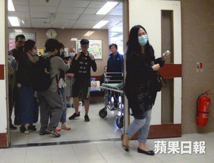 ■男事主妻子探病後哭倒人前,要由親友攬攙扶離開。黃麗英攝
■男事主妻子探病後哭倒人前,要由親友攬攙扶離開。黃麗英攝