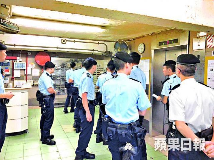 ■石硤尾白田邨出現冒警色狼,警員昨到場調查並上樓向住戶查問。金敏琍攝 ■石硤尾白田邨出現冒警色狼,警員昨到場調查並上樓向住戶查問。金敏琍攝