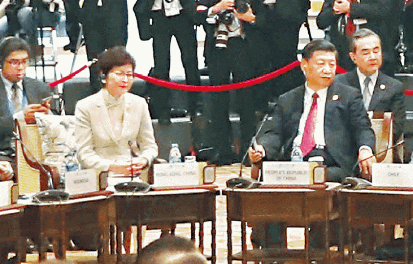 ■林鄭指在APEC中坐在習旁,不時有機會與他說話。新華社
■林鄭指在APEC中坐在習旁,不時有機會與他說話。新華社