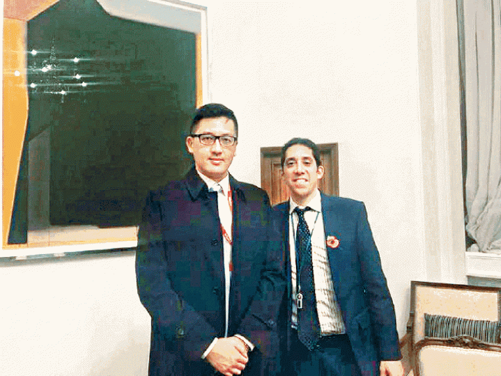 ■林卓廷(左)昨與英國外交官Warren Leigh會面,談及港社運人士和年輕領袖被檢控。
■林卓廷(左)昨與英國外交官Warren Leigh會面,談及港社運人士和年輕領袖被檢控。