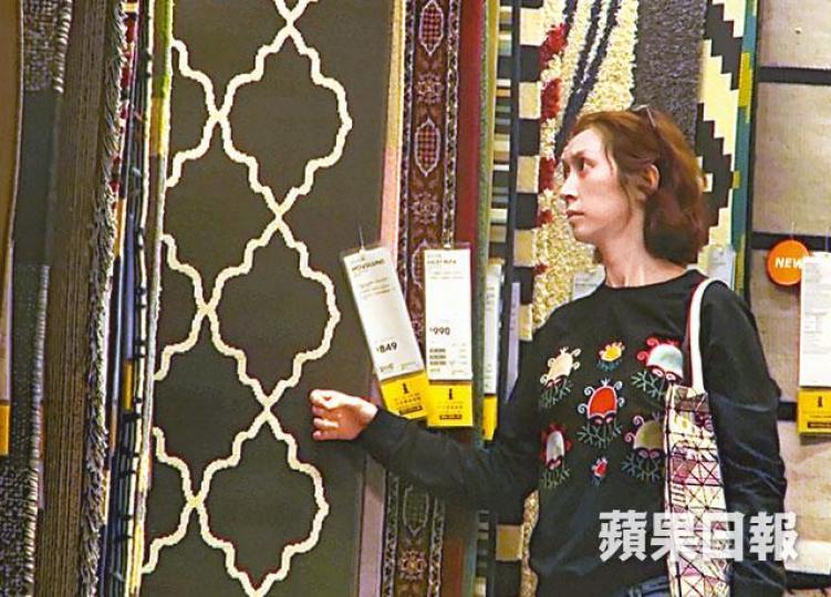 【素顏現身】■郭藹明日前素顏現身九龍灣的大型家居用品店,相信是為新居添置用品。【親自搬貨】■郭藹明揀了一張不超過300元的地毯後,親自搬貨未有找人幫手。【會合司機】■買地毯後,郭藹明用店舖手推車推到停車場會合司機。【左思右想】■郭藹明睇地毯相當細心,左思右想一輪才下決定。■劉青雲和郭藹明是圈中模範夫妻,十分恩愛。資料圖片 【素顏現身】■郭藹明日前素顏現身九龍灣的大型家居用品店,相信是為新居添置用品。【親自搬貨】■郭藹明揀了一張不超過300元的地毯後,親自搬貨未有找人幫手。【會合司機】■買地毯後,郭藹明用店舖手推車推到停車場會合司機。【左思右想】■郭藹明睇地毯相當細心,左思右想一輪才下決定。■劉青雲和郭藹明是圈中模範夫妻,十分恩愛。資料圖片