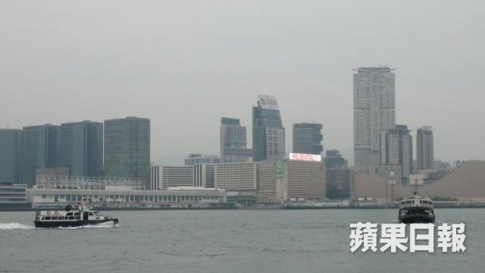 ■天文台預計一股強烈東北季候風將於周末抵達華南,本港天氣將顯著轉涼。黃麗英攝 ■天文台預計一股強烈東北季候風將於周末抵達華南,本港天氣將顯著轉涼。黃麗英攝