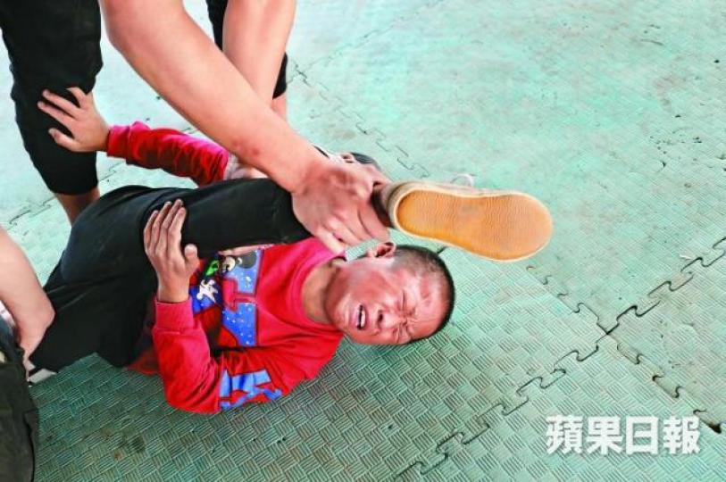 ■河南孤兒雜技團的小孩接受培訓,每天由教練按腿拉筋,無不面露痛苦表情。易仰民攝■12歲的田雪琪坦言練功不及想家苦。易仰民攝■雜技團每天只有一餐吃肉,在當地算伙食不錯。■生活老師許利君每天授課一小時,教小孩認字及數學,也為小孩料理伙食。■雜技團孩子至少苦練數年,才達致表演水平。易仰民攝■小孩們互相協助練單輪車。 ■河南孤兒雜技團的小孩接受培訓,每天由教練按腿拉筋,無不面露痛苦表情。易仰民攝■12歲的田雪琪坦言練功不及想家苦。易仰民攝■雜技團每天只有一餐吃肉,在當地算伙食不錯。■生活老師許利君每天授課一小時,教小孩認字及數學,也為小孩料理伙食。■雜技團孩子至少苦練數年,才達致表演水平。易仰民攝■小孩們互相協助練單輪車。