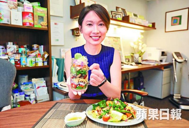 ■註冊營養師潘仕寶推介「抗炎彩虹沙律」。朱永倫攝 ■註冊營養師潘仕寶推介「抗炎彩虹沙律」。朱永倫攝