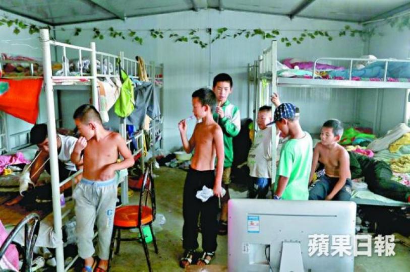 ■20多個孩子同住一間房,閒時把碌架床當馬騮架,或圍在一起看卡通片。 ■20多個孩子同住一間房,閒時把碌架床當馬騮架,或圍在一起看卡通片。