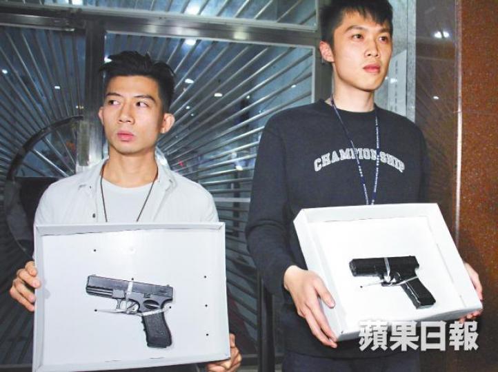 ■警方在單位中撿獲曲尺仿真槍。 ■警方在單位中撿獲曲尺仿真槍。