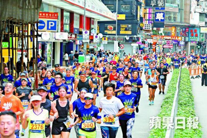 ■首屆港島10公里賽吸引6,300多人參加。李家皓攝■跑手穿上鯊魚裝宣揚不要食魚翅。 ■首屆港島10公里賽吸引6,300多人參加。李家皓攝■跑手穿上鯊魚裝宣揚不要食魚翅。