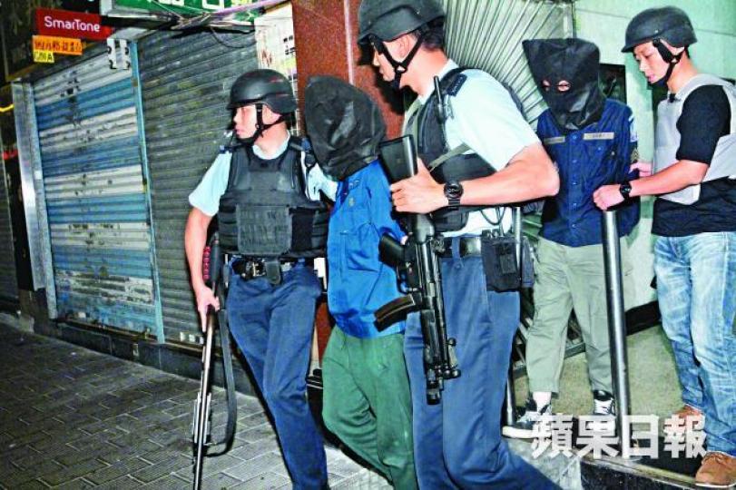 ■兩名男演員持仿製槍拍電影被誤當企圖行劫,警方事後將兩人蒙頭帶走。唐家輝攝■聯合廣場爆出械劫驚魂,大批警車到場戒備。溫瑞麟攝■被捕姓鍾男子為一間製作公司的視覺特效總監。■離開大廈人士均要接受全副武裝警員檢查。■港鐵太子站一個出入口一度封閉。 ■兩名男演員持仿製槍拍電影被誤當企圖行劫,警方事後將兩人蒙頭帶走。唐家輝攝■聯合廣場爆出械劫驚魂,大批警車到場戒備。溫瑞麟攝■被捕姓鍾男子為一間製作公司的視覺特效總監。■離開大廈人士均要接受全副武裝警員檢查。■港鐵太子站一個出入口一度封閉。