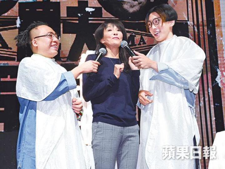 ■陸永(左)在台上感謝老婆。
■陸永(左)在台上感謝老婆。