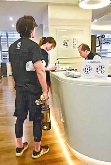 ■林志玲和言承旭不避嫌齊齊去酒店健身室,被網友拍照貼社交網,有圖有真相。微博圖片■言承旭於6月曾被拍到現身台北西門町健身室,衣着與在吉隆坡做gym一模一樣。東星圖片■林志玲昨凌晨在網晒新相,網友八卦問是否由言承旭操刀拍攝。微博圖片■林志玲上周四在網上貼自拍照騷事業線,看來心情甚好。微博圖片■當年林志玲墮馬受傷,言承旭千里迢迢親往探望。資料圖片■林志玲、言承旭在06年的亞太影展首度同台,當時司儀吳宗憲也大開他們玩笑。資料圖片 ■林志玲和言承旭不避嫌齊齊去酒店健身室,被網友拍照貼社交網,有圖有真相。微博圖片■言承旭於6月曾被拍到現身台北西門町健身室,衣着與在吉隆坡做gym一模一樣。東星圖片■林志玲昨凌晨在網晒新相,網友八卦問是否由言承旭操刀拍攝。微博圖片■林志玲上周四在網上貼自拍照騷事業線,看來心情甚好。微博圖片■當年林志玲墮馬受傷,言承旭千里迢迢親往探望。資料圖片■林志玲、言承旭在06年的亞太影展首度同台,當時司儀吳宗憲也大開他們玩笑。資料圖片
