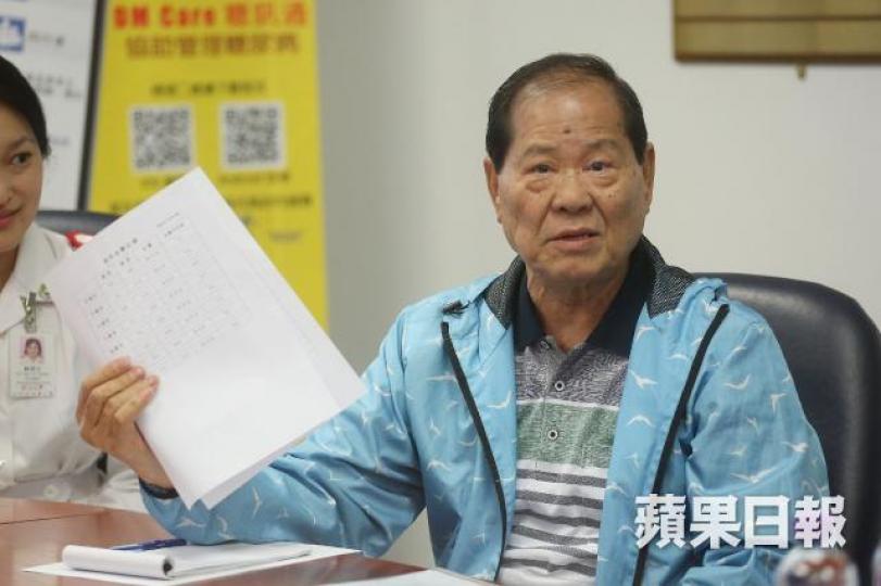■病人黃先生表示,用手機App記錄「篤手指」血糖水平更方便。 ■病人黃先生表示,用手機App記錄「篤手指」血糖水平更方便。