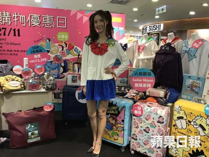 ■一田今年轉攻美少女戰士家居服。■Susanna近期着衫鮮色咗,噚日就着咗橙色上衣。 ■一田今年轉攻美少女戰士家居服。■Susanna近期着衫鮮色咗,噚日就着咗橙色上衣。