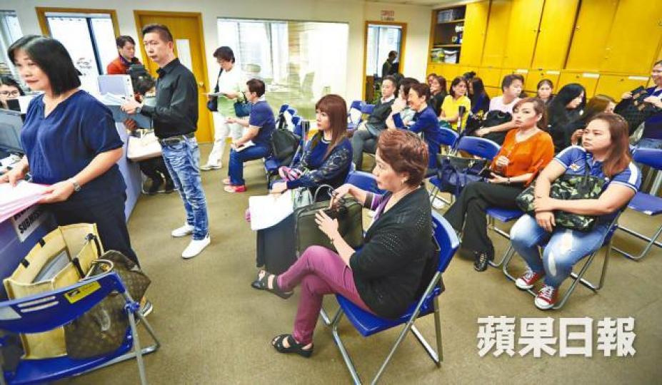 ■菲律賓政府暫緩審批海外工作證明,駐港領事館昨仍有不少外傭辦理手續。謝榮耀攝加利德拉陶端 ■菲律賓政府暫緩審批海外工作證明,駐港領事館昨仍有不少外傭辦理手續。謝榮耀攝加利德拉陶端