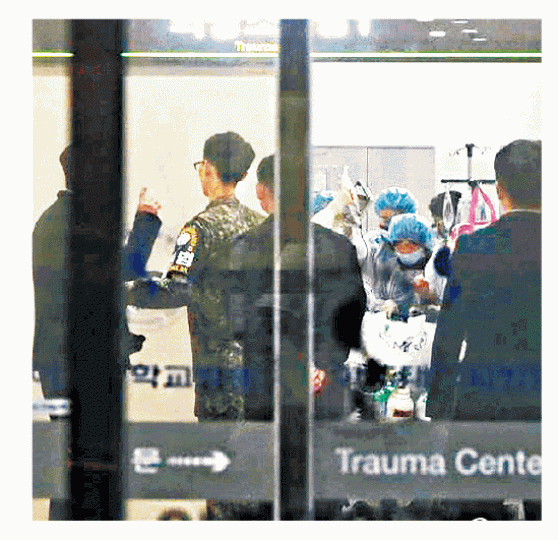 ■中槍北韓士兵被送南韓醫院搶救。互聯網 ■中槍北韓士兵被送南韓醫院搶救。互聯網