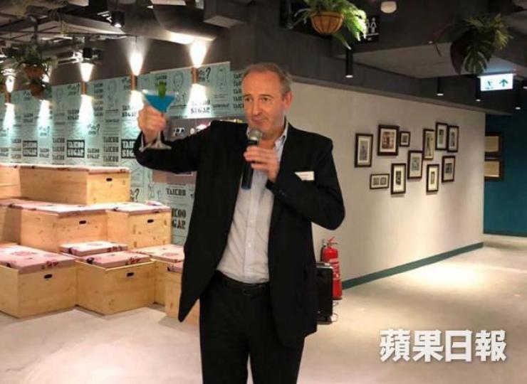 ■太古地產CEO白德利喺Blueprint舉行酒會。■白德利親手喺星期一調校一杯Blue Monday cocktail。 ■太古地產CEO白德利喺Blueprint舉行酒會。■白德利親手喺星期一調校一杯Blue Monday cocktail。