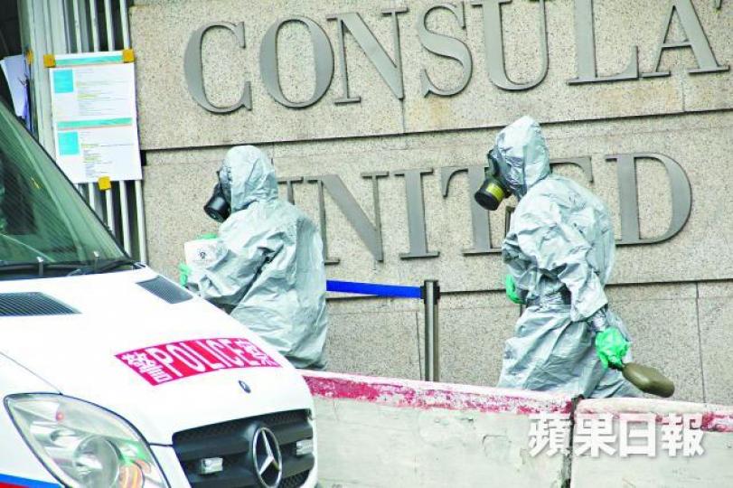 ■美總領事館人員穿上全套保護衣,氣氛緊張。翁鈺輝攝■辦理簽證手續的市民疏散至10米外。■警方封鎖現場,有消防在領館外戒備。 ■美總領事館人員穿上全套保護衣,氣氛緊張。翁鈺輝攝■辦理簽證手續的市民疏散至10米外。■警方封鎖現場,有消防在領館外戒備。