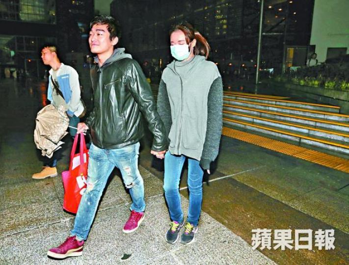 ■被告伍寧頤昨與男友手拖手離開法院。被告伍寧頤■事主林志華否認自己迷信。陳善南攝 ■被告伍寧頤昨與男友手拖手離開法院。被告伍寧頤■事主林志華否認自己迷信。陳善南攝