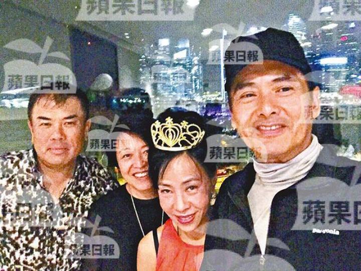 ■發嫂(右二)日前接受本報連載式專訪,她謂與妹妹(左二)及妹夫(左一)感情最好。版權所有.嚴禁盜用■雖然被母親(右)丟低,但發嫂直言不會怪她。版權所有.嚴禁盜用■發嫂(左)和妹妹自幼父母離異,姊妹二人由嫲嫲湊大。版權所有.嚴禁盜用■發嫂嫲嫲和爸爸未過世前,每年發嫂都會偕發哥去新加坡探兄弟姊妹們。版權所有.嚴禁盜用■發嫂平時買日用品都會親力親為。■同是單親家庭長大的發哥非常孝順母親。資料圖片 ■發嫂(右二)日前接受本報連載式專訪,她謂與妹妹(左二)及妹夫(左一)感情最好。版權所有.嚴禁盜用■雖然被母親(右)丟低,但發嫂直言不會怪她。版權所有.嚴禁盜用■發嫂(左)和妹妹自幼父母離異,姊妹二人由嫲嫲湊大。版權所有.嚴禁盜用■發嫂嫲嫲和爸爸未過世前,每年發嫂都會偕發哥去新加坡探兄弟姊妹們。版權所有.嚴禁盜用■發嫂平時買日用品都會親力親為。■同是單親家庭長大的發哥非常孝順母親。資料圖片