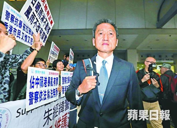 ■朱經緯被指在傘運期間因洩憤及報復,而揮警棍襲擊途人。朱永倫攝 ■朱經緯被指在傘運期間因洩憤及報復,而揮警棍襲擊途人。朱永倫攝