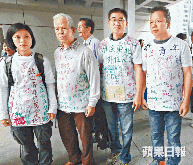 ■4名支持者穿上自製白色T恤,上面寫有「新界東北居民沒有忘記你們」及祝福字句。易仰民攝 ■4名支持者穿上自製白色T恤,上面寫有「新界東北居民沒有忘記你們」及祝福字句。易仰民攝